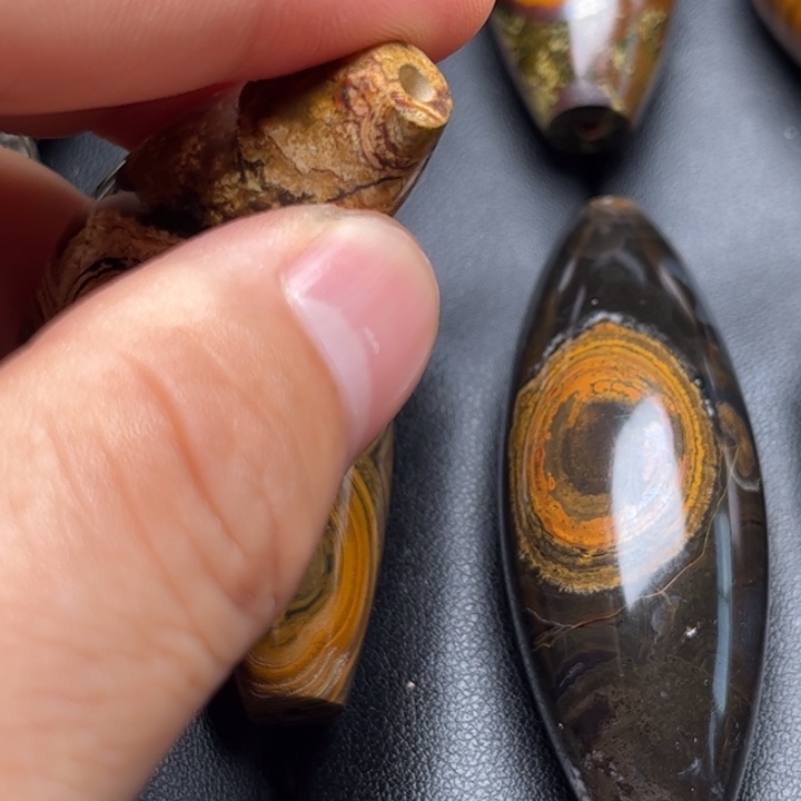 栖***迟查罗石未镶嵌颈饰