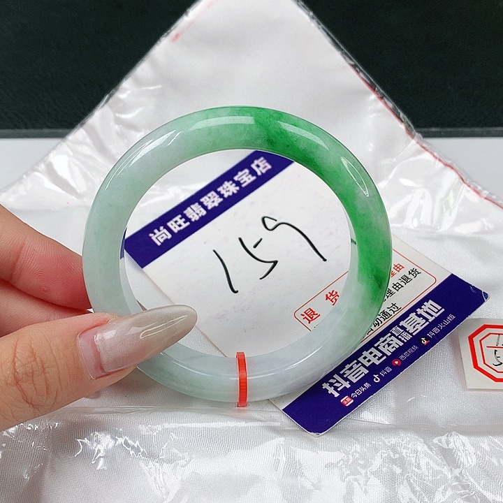 翡翠手镯未镶嵌翡翠12