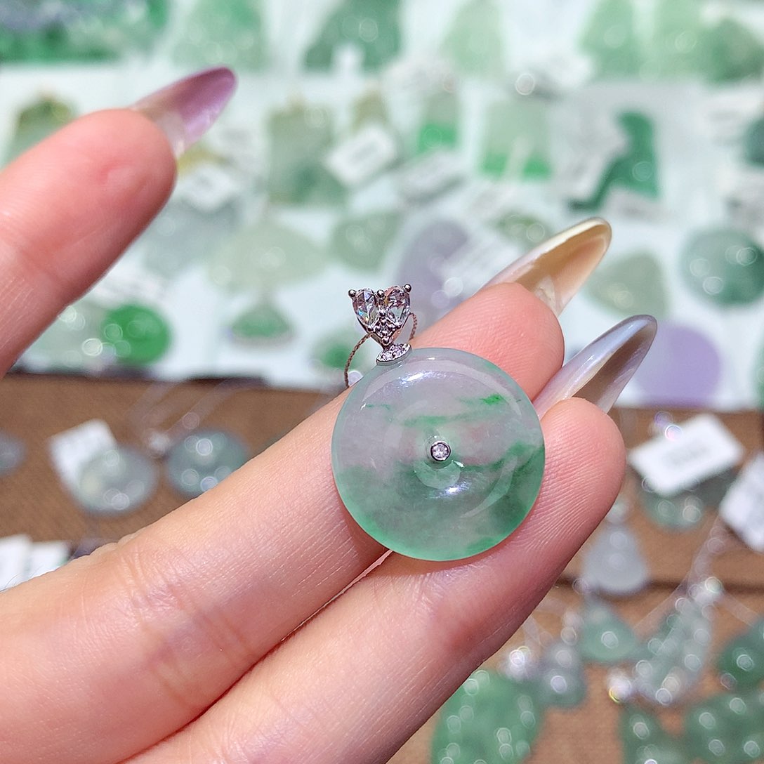 翡翠18K金镶嵌颈饰翡翠