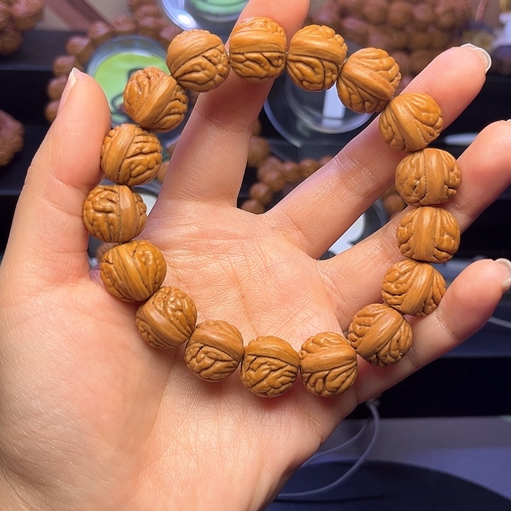 桃核把件秦岭龙纹野生红皮荔枝纹1.5