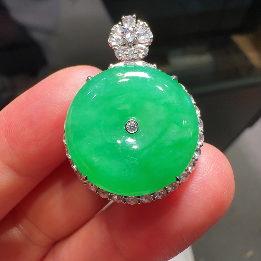 翡翠18K金镶嵌颈饰吊坠