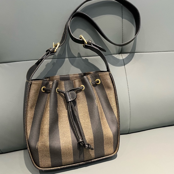 95新 FENDI/芬迪 芬迪胡桃木斜挎水桶包