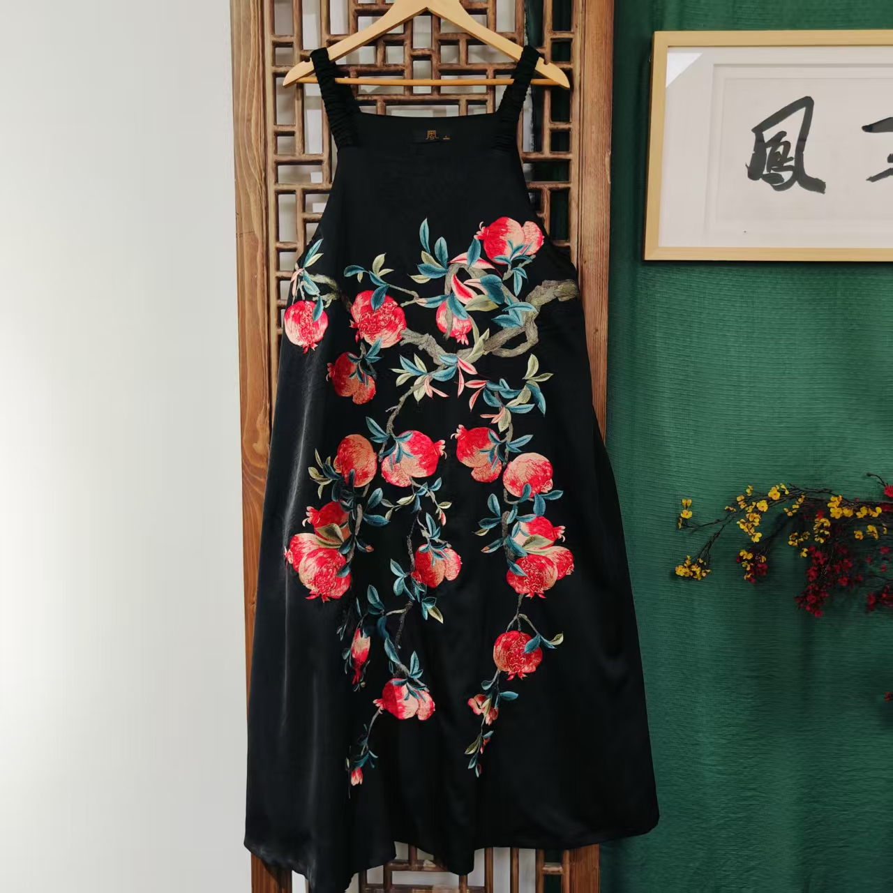 （LK110-12）凤徕兮私人定制黑色光板底红石榴刺绣背带裙  石榴 