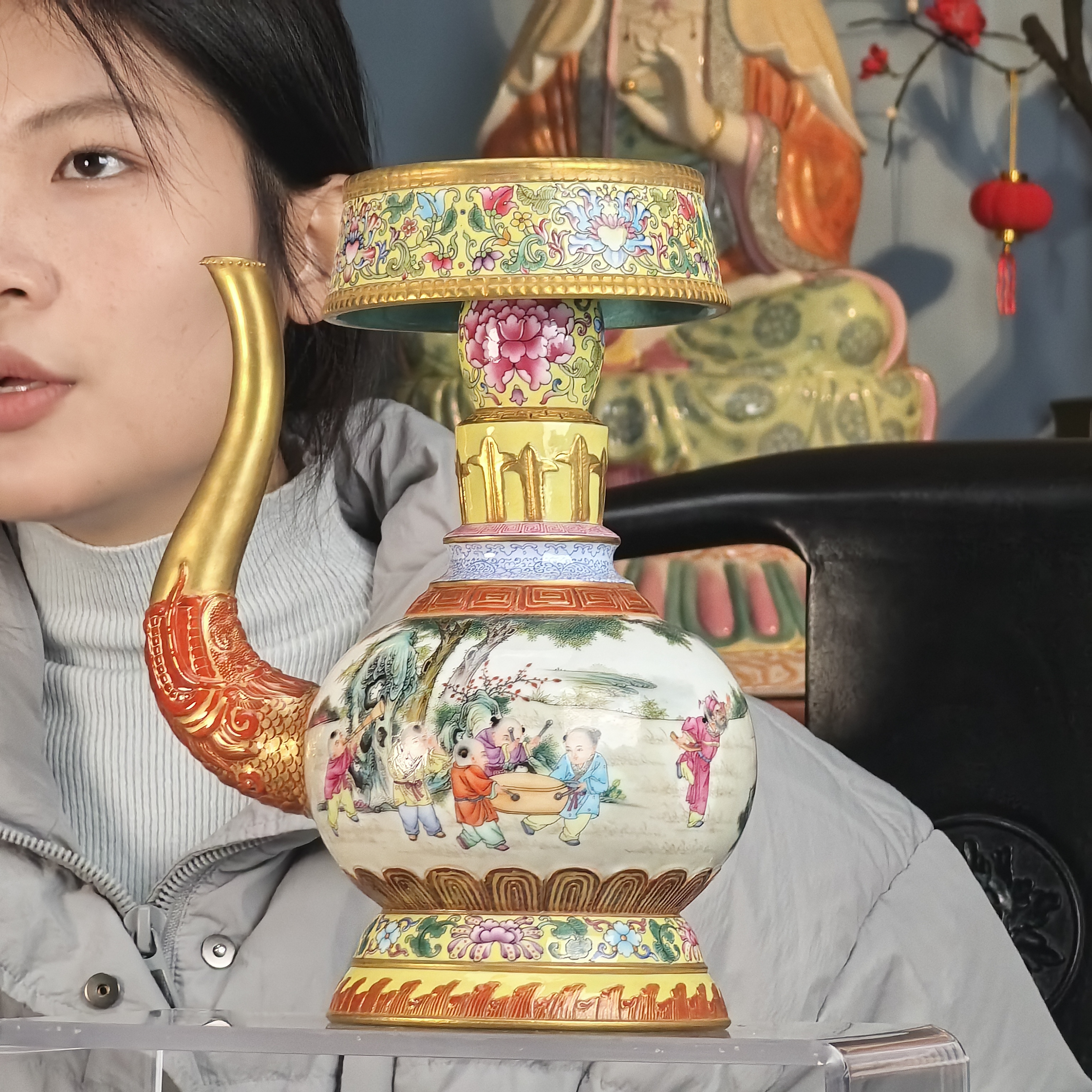 清 珐琅彩黄地花卉人物故事开窗贲巴壶