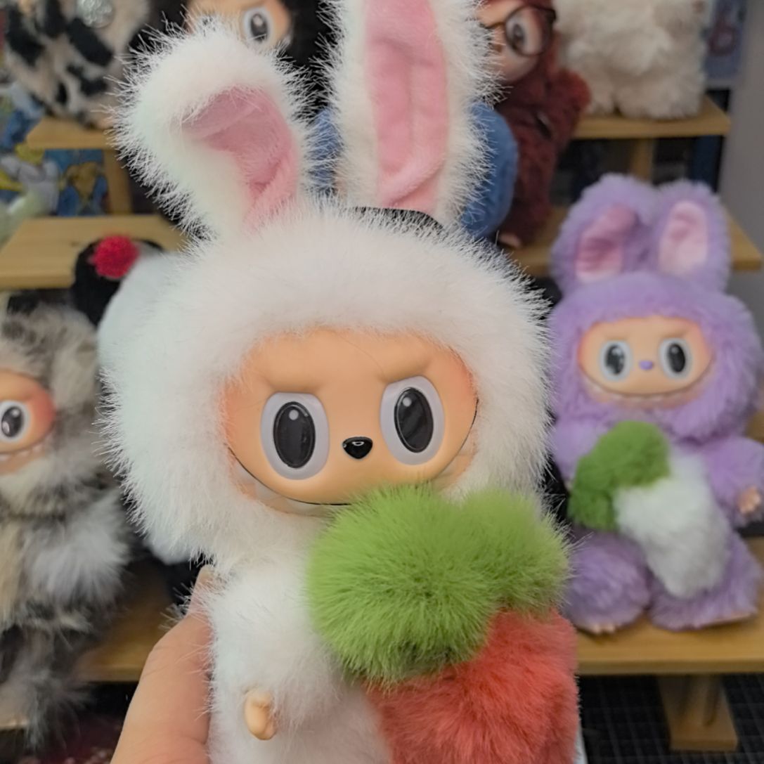 塑料白色兔兔娃娃