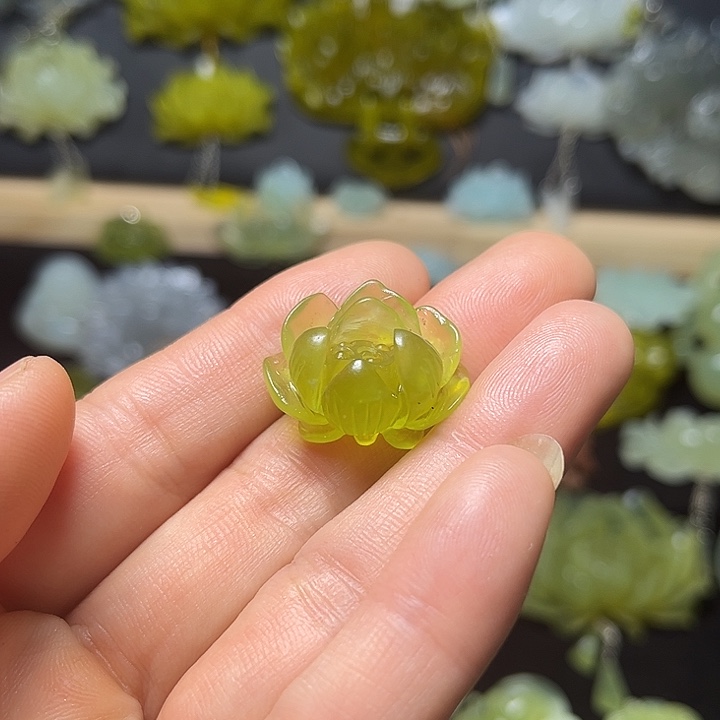 李***瑶未镶嵌蛇纹石玉发饰