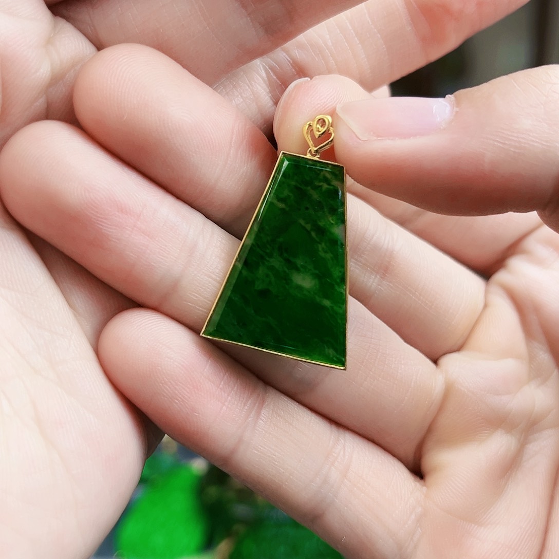 翡翠颈饰18K金镶嵌吊坠