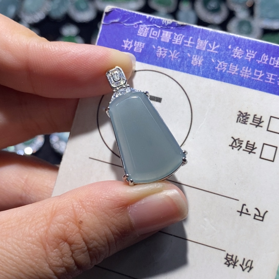 郗***郗翡翠未镶嵌颈饰翡翠