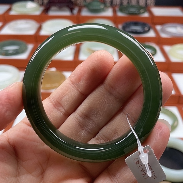 和田玉未镶嵌手镯冰湖水