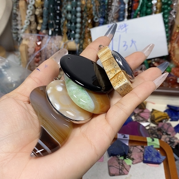 用***4玛瑙/玉髓未镶嵌珠宝半成品