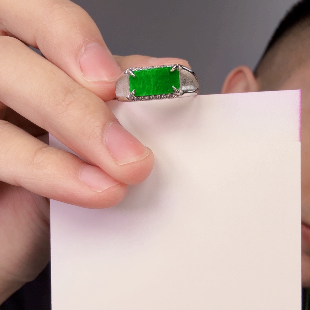 翡翠颈饰未镶嵌一件