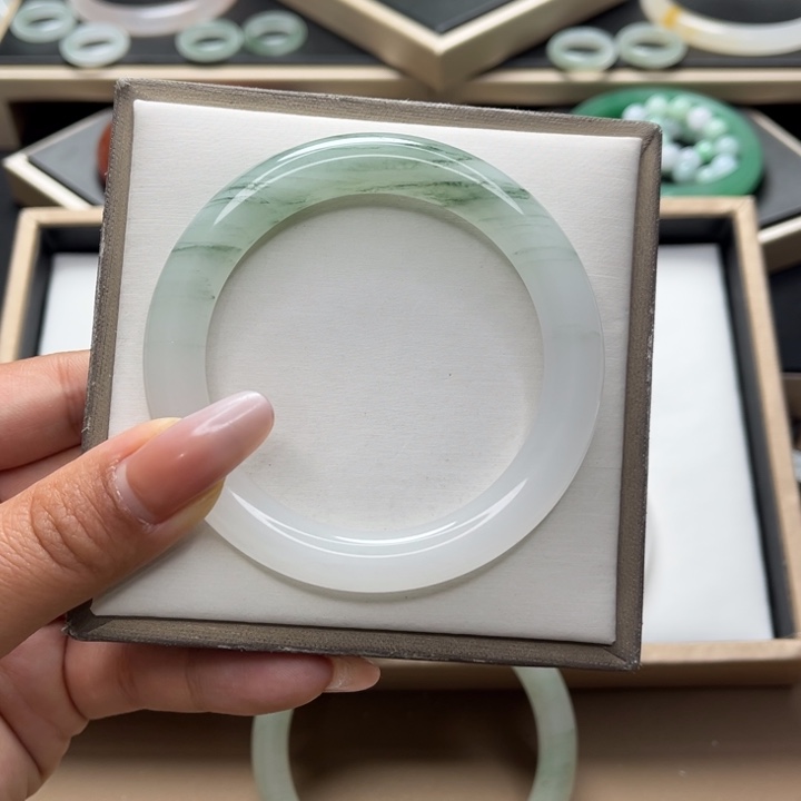 石英质玉手镯未镶嵌洛***?