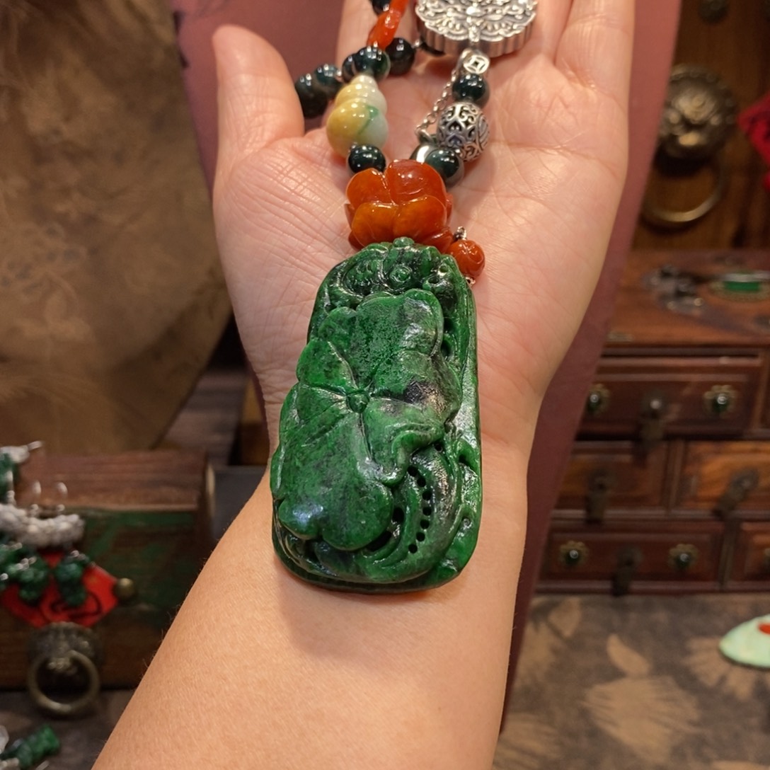 翡翠吊坠(赠链)未镶嵌