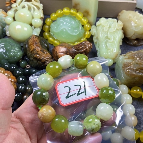 未镶嵌蛇纹石玉吊坠(赠链)
