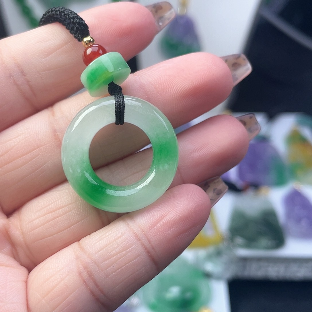 翡翠吊坠(赠链)未镶嵌