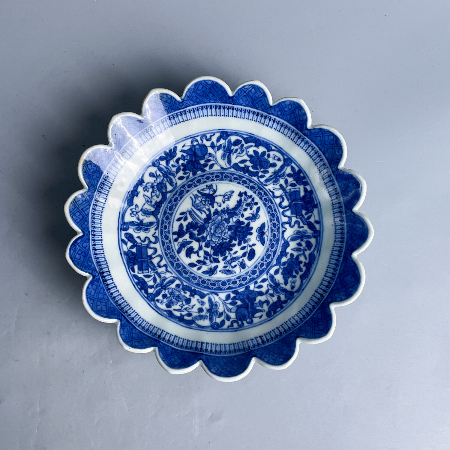 M25HZ003238 - 清中期青花细路花卉纹花口盘