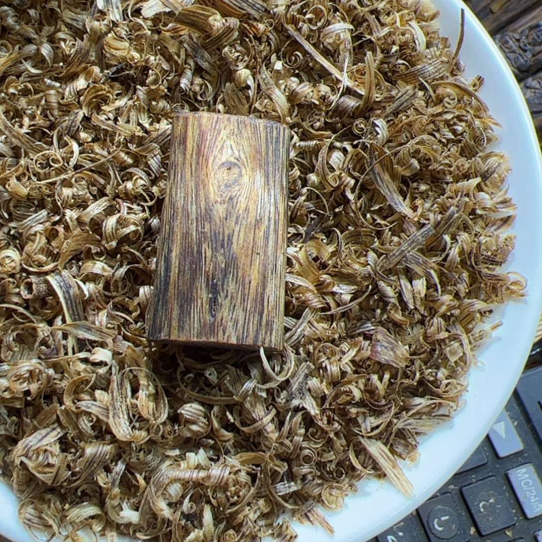 沉香碎屑沉香乌身素牌4克