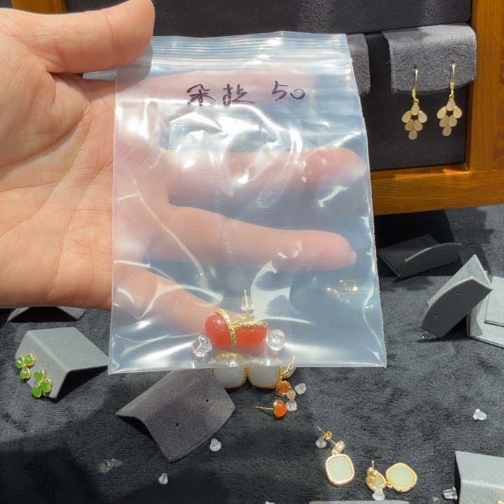 朵***拉和田玉未镶嵌手链