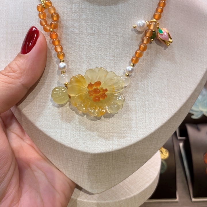 蛇纹石玉颈饰未镶嵌