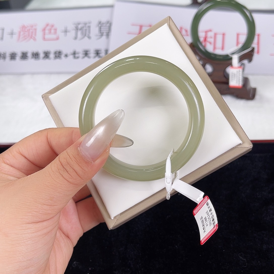 和田玉手镯未镶嵌