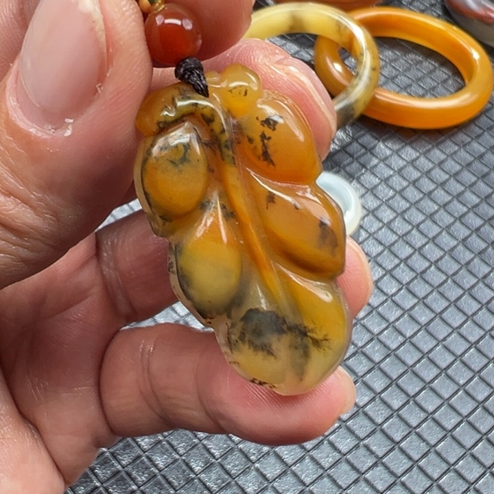 石英质玉（黄龙玉）颈饰未镶嵌