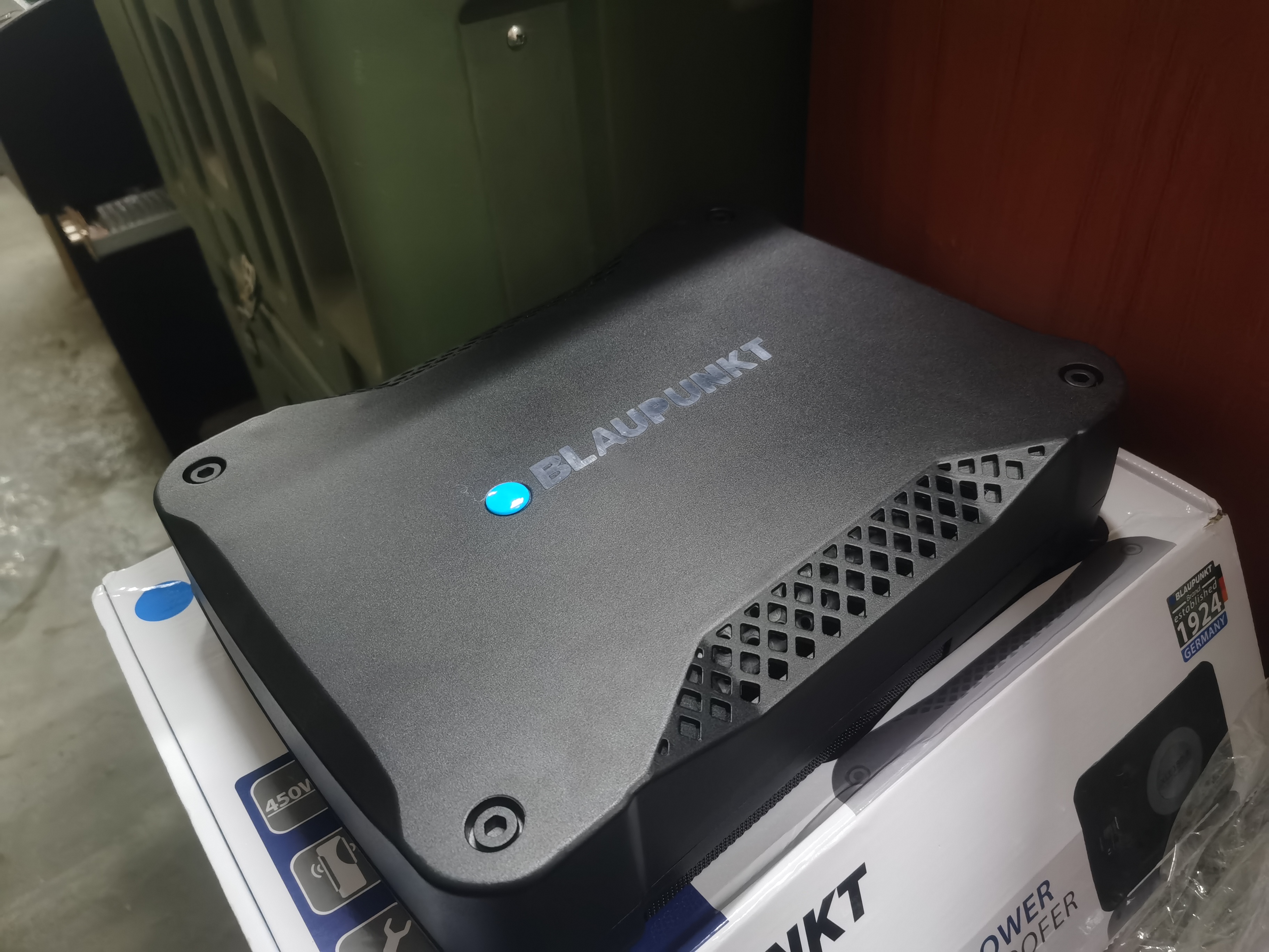 准新品  汽车座椅的低音炮，一个不包邮退件不包好坏