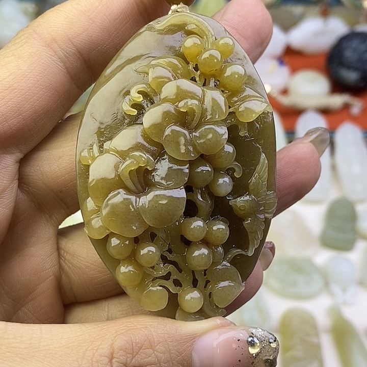 和田玉未镶嵌颈饰红糖花开富贵吊坠