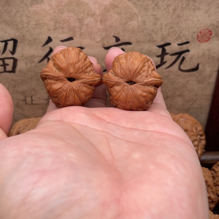****文玩核桃把件35小元宝微水尖