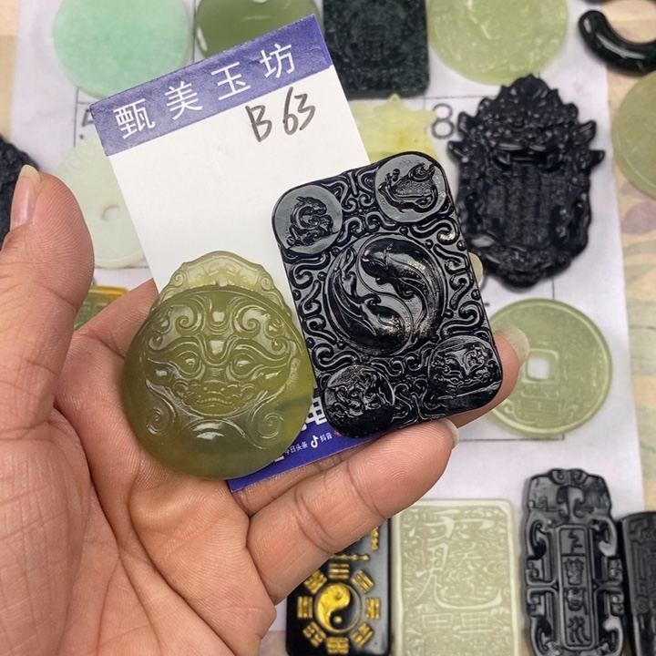娜****岫玉未镶嵌颈饰挂件