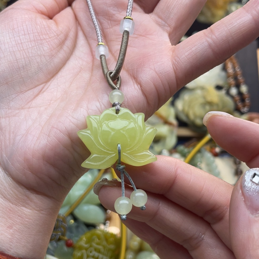 蛇纹石玉颈饰未镶嵌