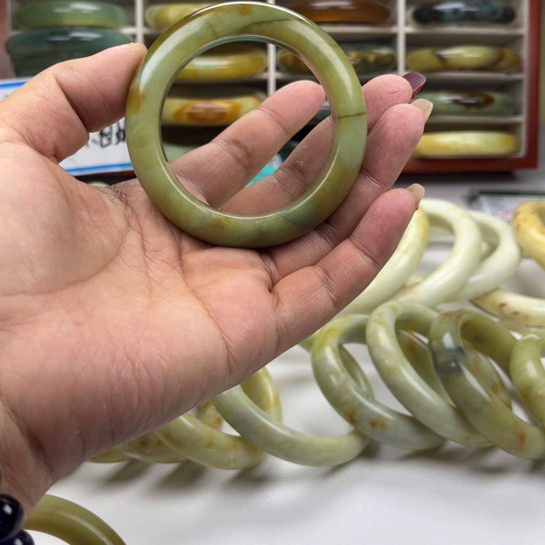 蛇纹石玉手镯未镶嵌