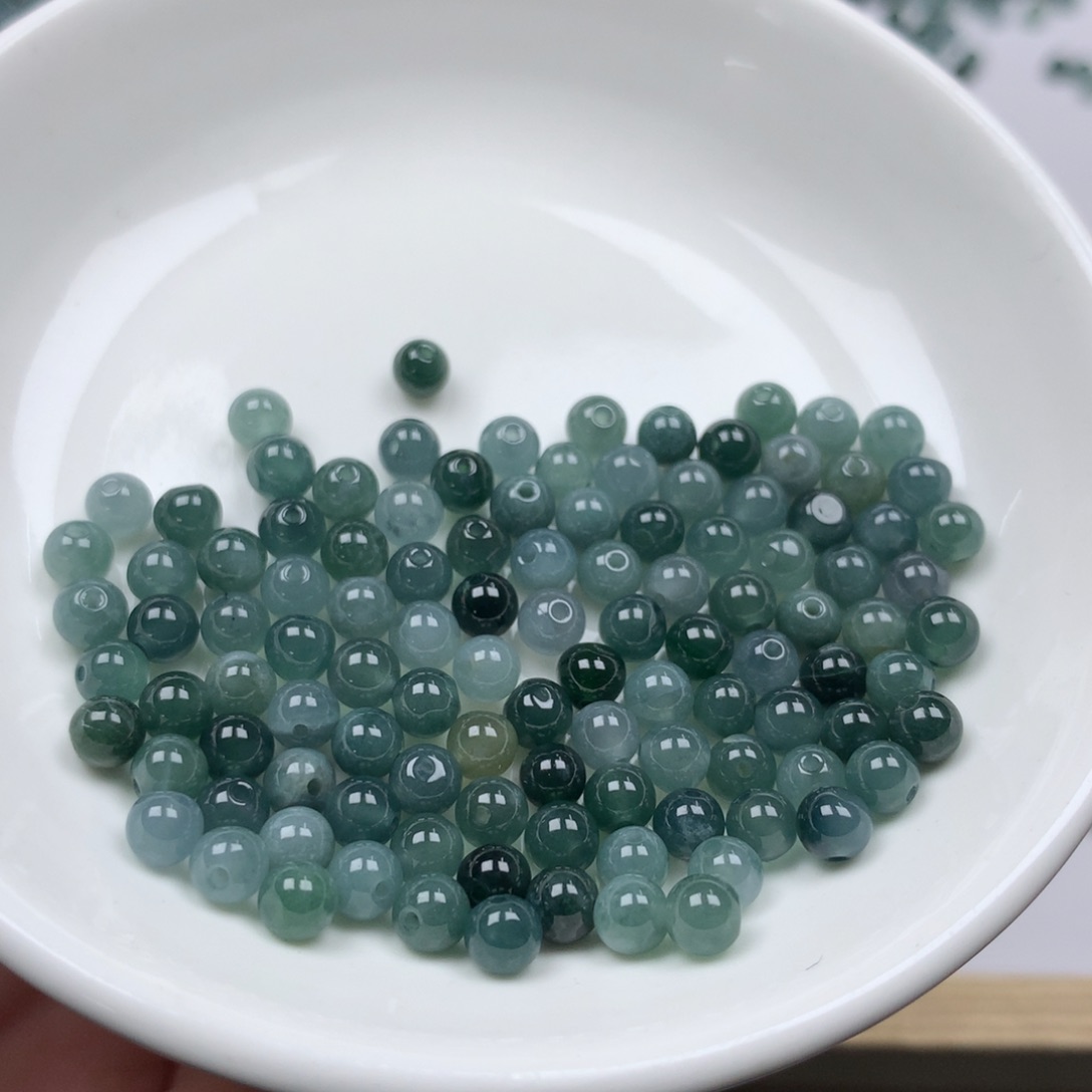 翡翠颈饰未镶嵌邹*卡4➕。110颗 