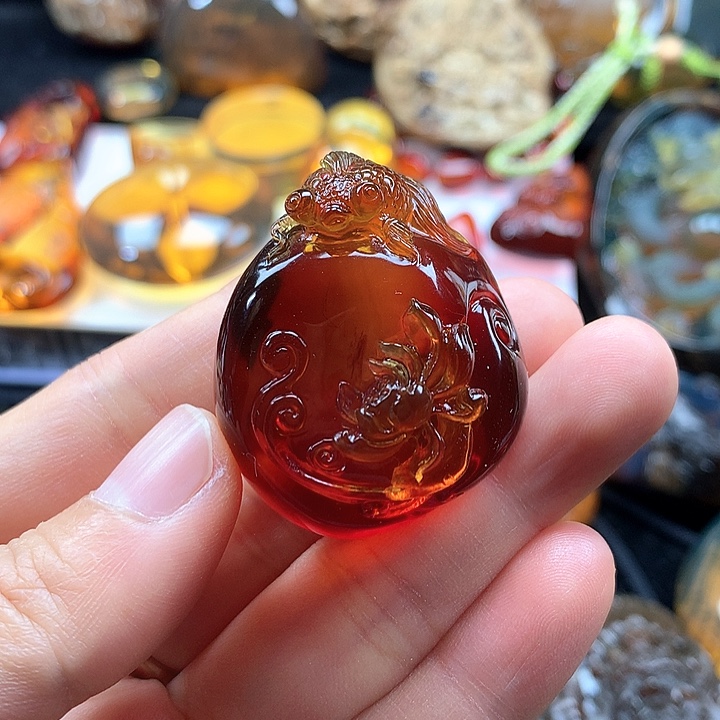 琥珀未镶嵌裸石血珀雕刻件连年有鱼吊坠