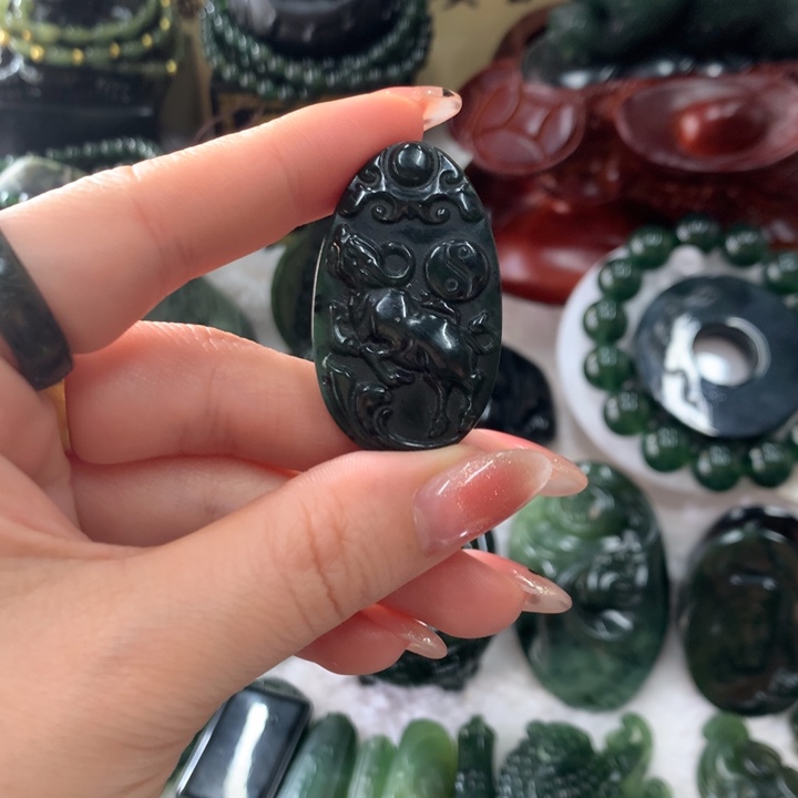 蛇纹石玉未镶嵌颈饰