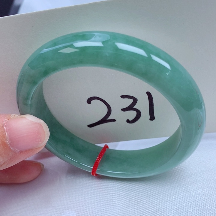 翡翠手镯未镶嵌翡翠