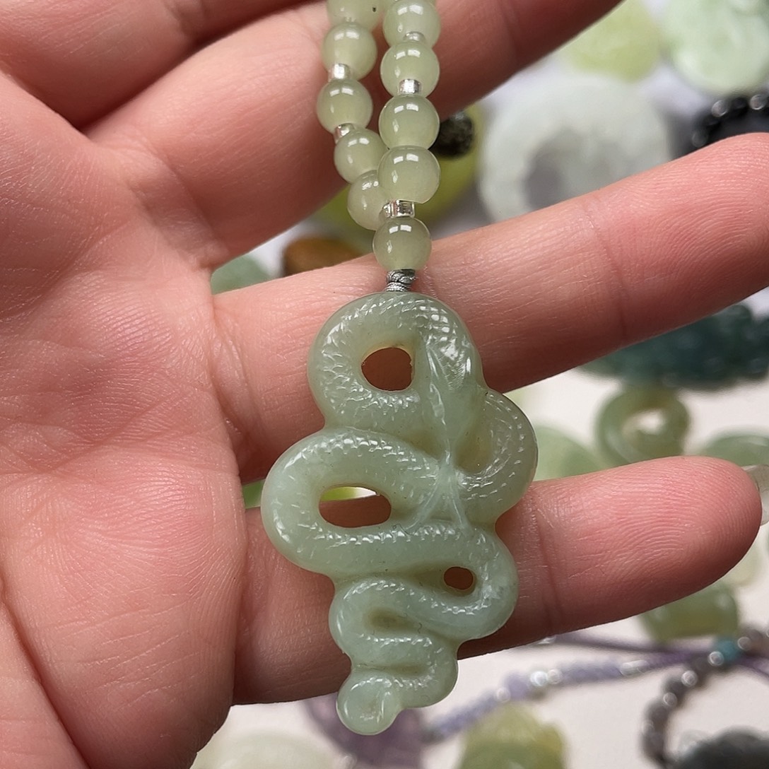 蛇纹石玉未镶嵌颈饰