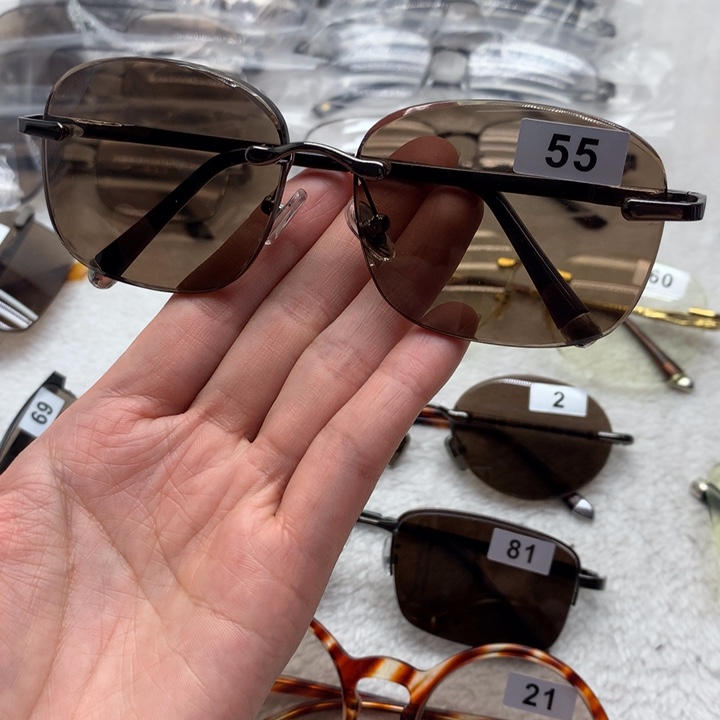 浅茶色方圆款眼镜55