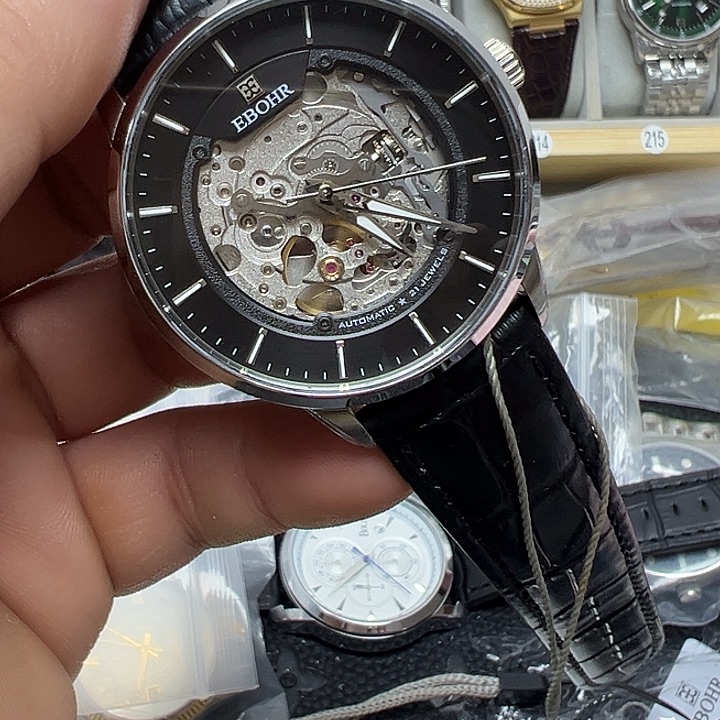 全新未使用机械表一只