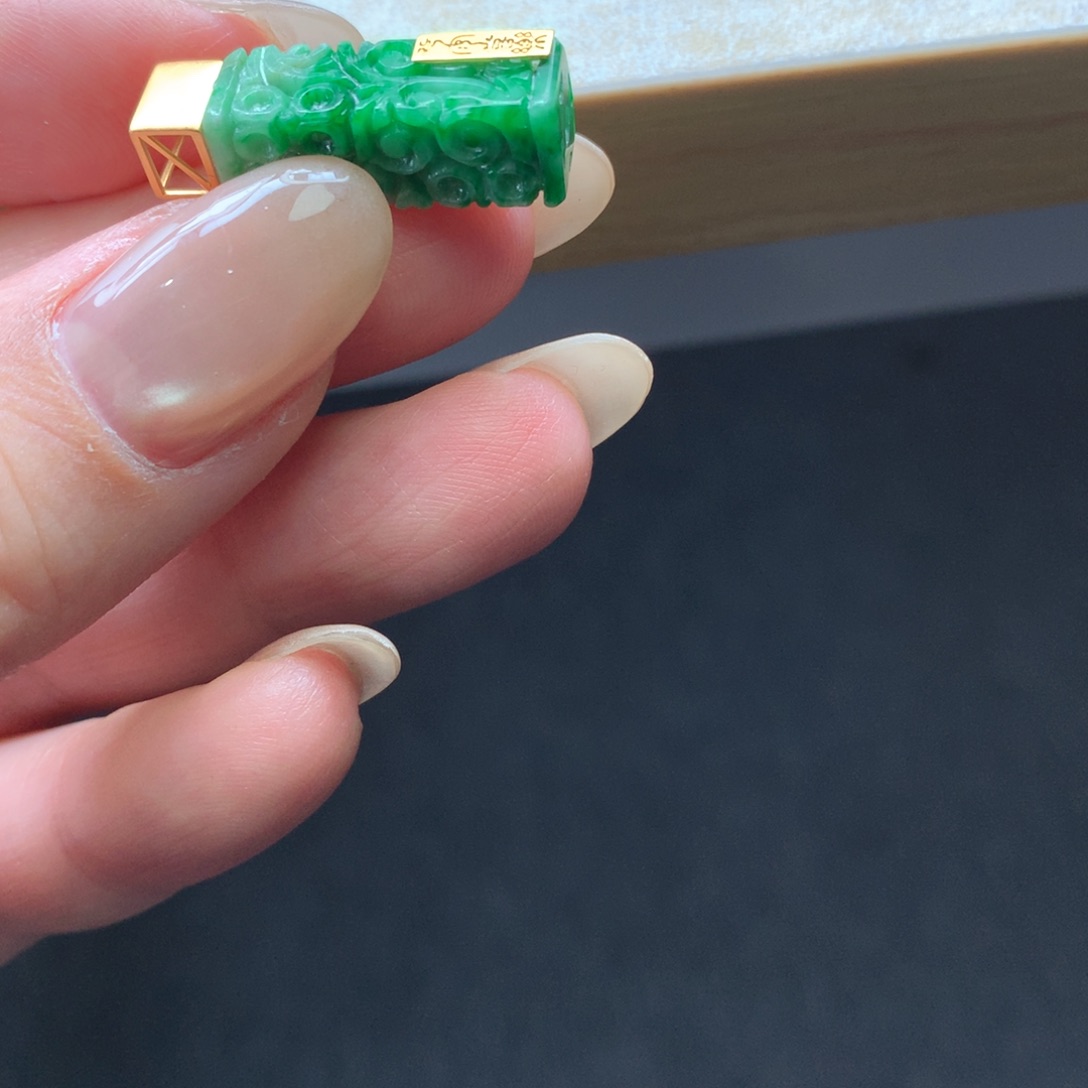 一***瓖翡翠18K金镶嵌颈饰吊坠