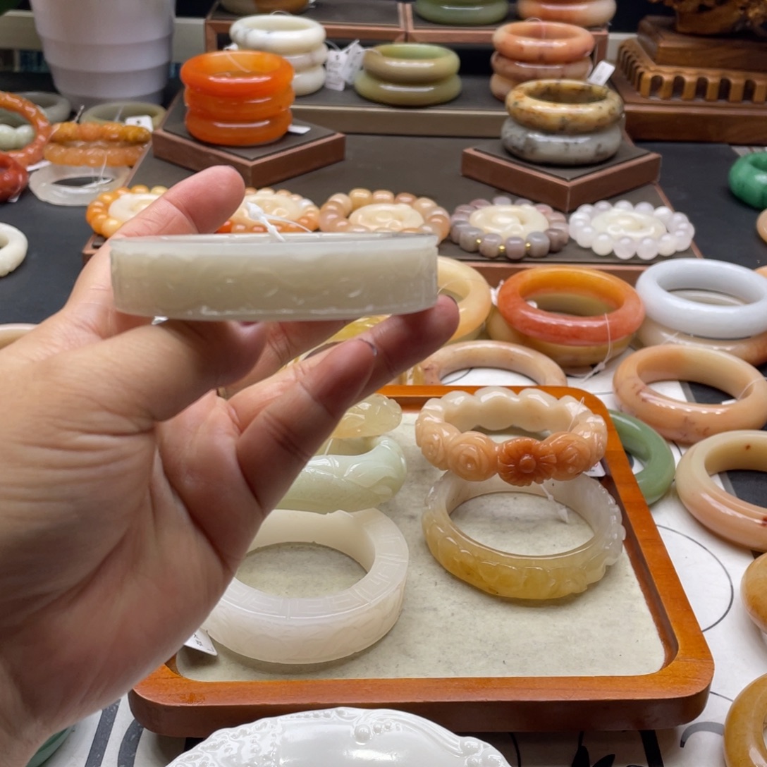 过***时石英岩玉未镶嵌手镯