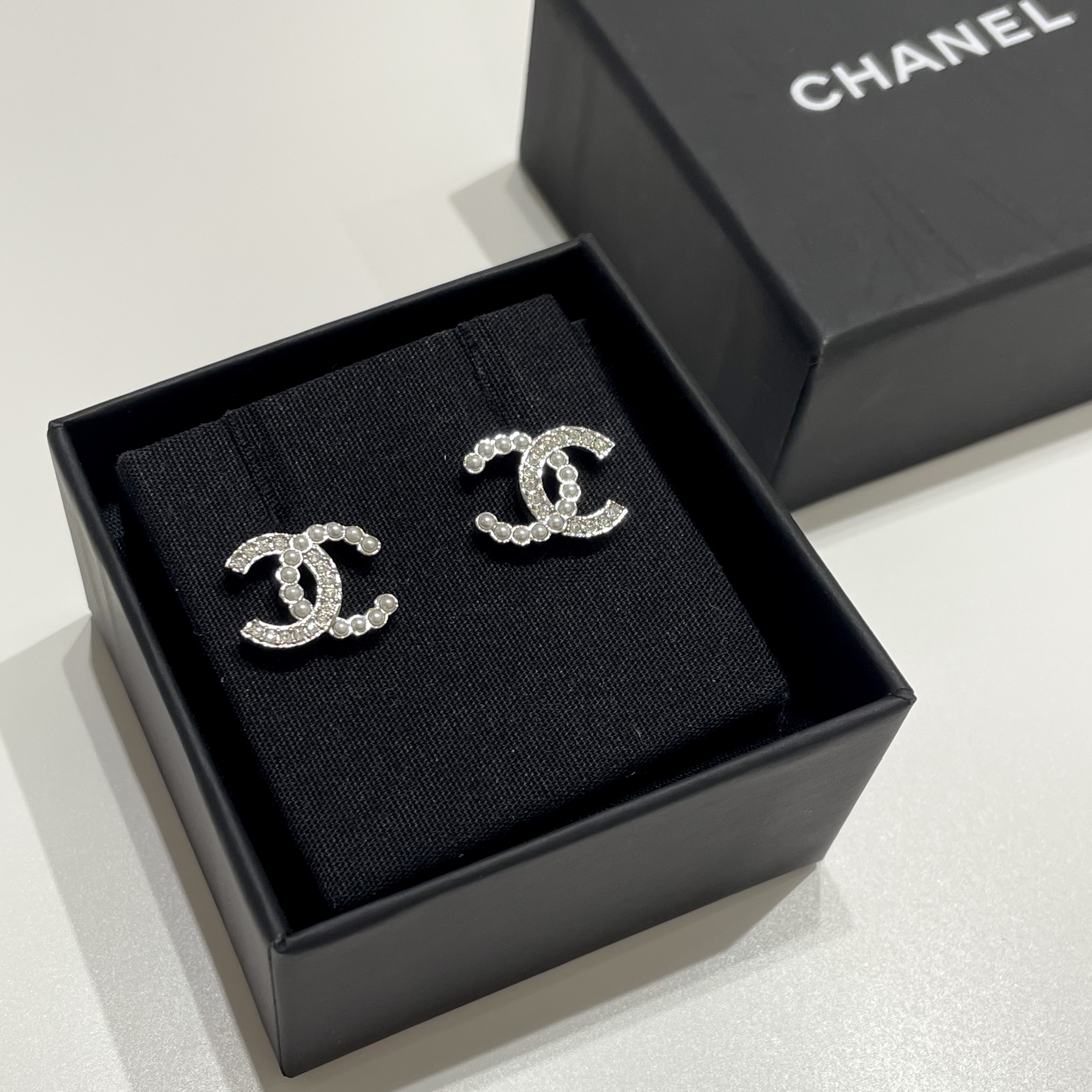 95新 Chanel/香奈儿 24s银色满钻珍珠拼接耳钉97960076