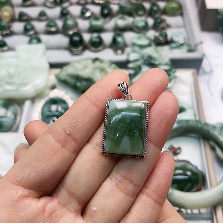 透闪石-蛇纹石玉颈饰未镶嵌