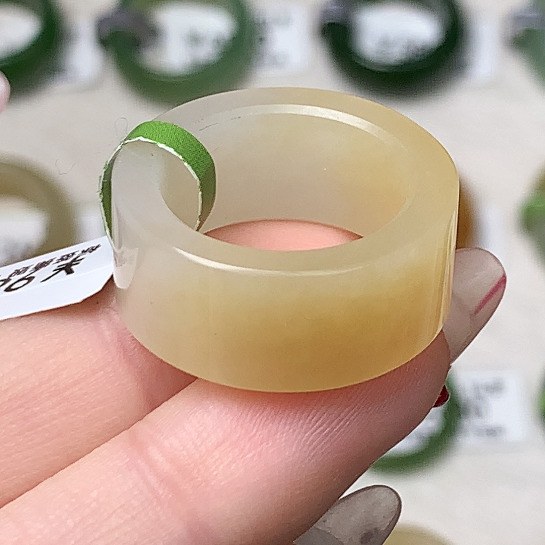 未镶嵌戒指和田玉