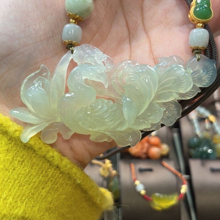 蛇纹石玉颈饰未镶嵌