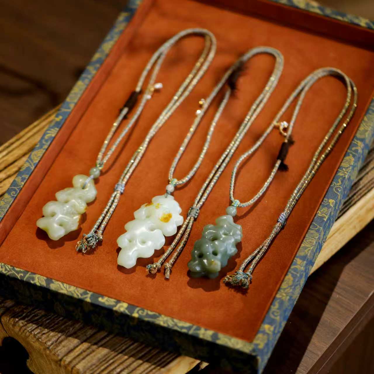 麦麦【洛瑜】天然和田玉且末蓝 太湖石 吊坠 多样性发一