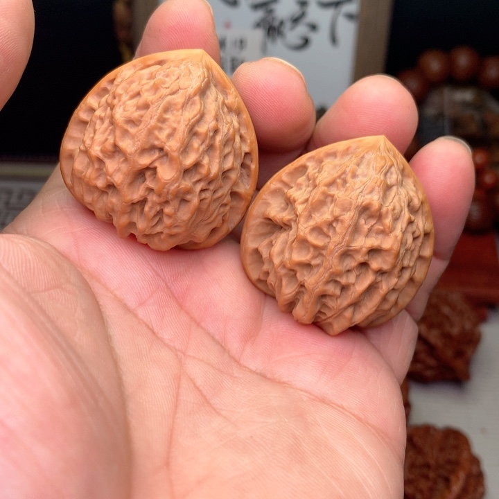 文玩核桃把件金牛