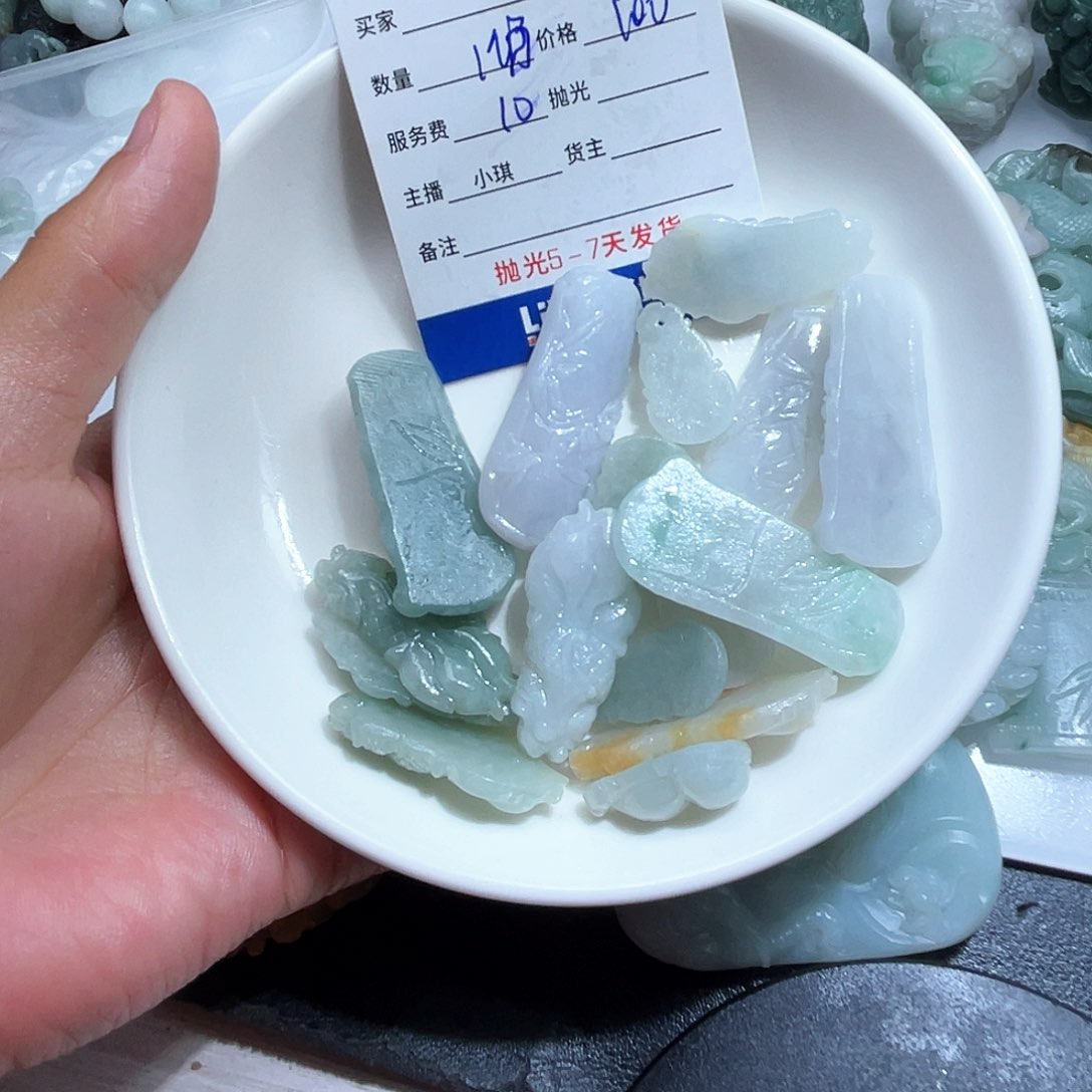 小***月翡翠未镶嵌颈饰不