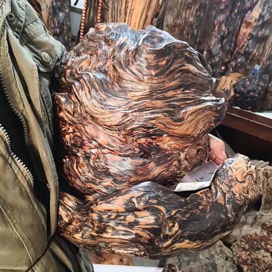 y***n有机玻璃松明子琥珀木摆件。