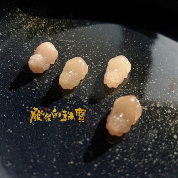 和田玉高色藕粉貔貅吊坠多样性发一