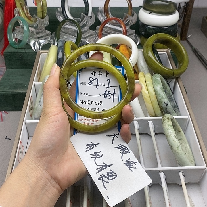 蛇纹石玉未镶嵌手镯